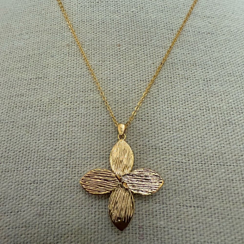 NWOT Clover Flower GoldTone Pendant Necklace & Matching Post Earrings. - Picture 5 of 9